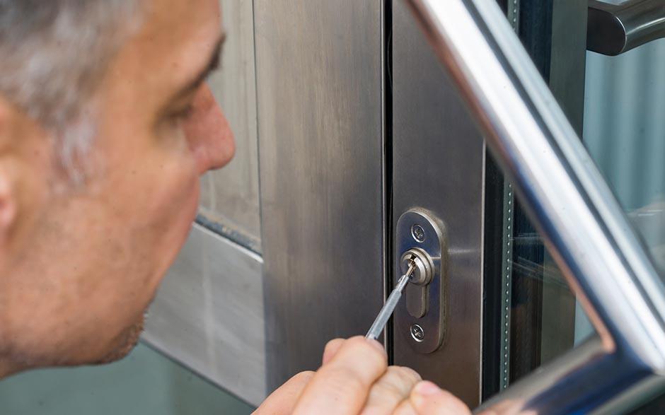 comment changer un barillet de porte fermée Salon-de-Provence